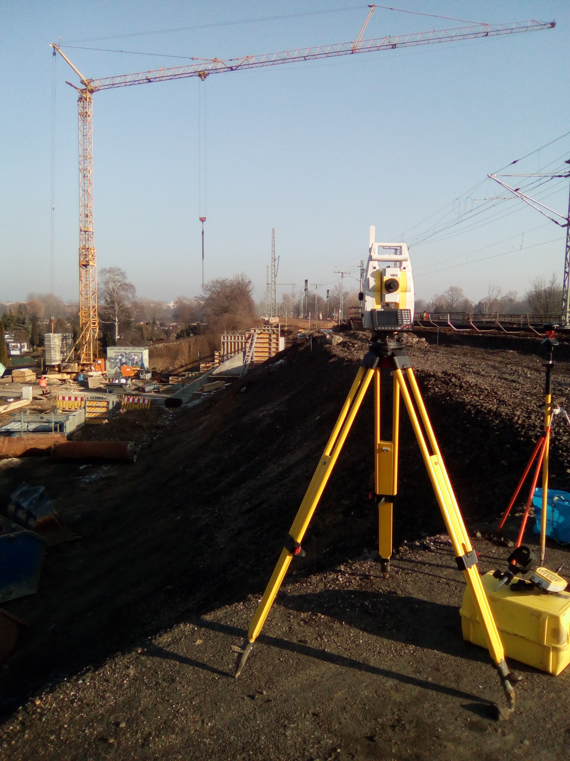 Totalstation auf einer Bahnbaustelle